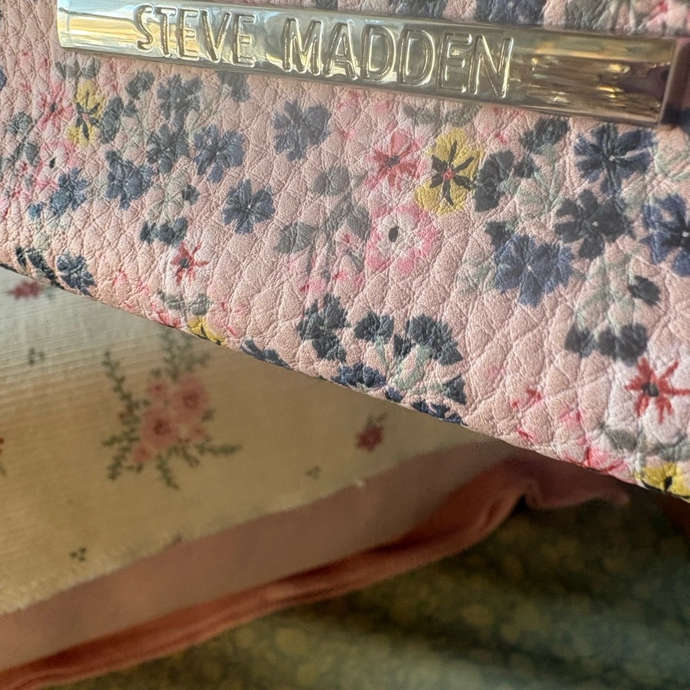 Steve Madden Pink Floral Wristlet - Picture 2 of 5